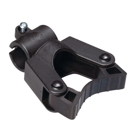 Der TASKI Stielhalter für Rohrbefestigung (20 mm) von Diversey Deutschland GmbH & Co. OHG ist eine schwarze Kunststoffschelle mit strukturiertem Griff, abgerundetem Scharnier und Metallbolzen - ideal für die manuelle Rohrbefestigung (Packung: 1 Stück).