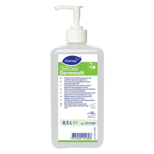 Eine 0,5-Liter-Pumpflasche aus weißem Kunststoff mit Soft Care Dermasoft Hautpflegecreme von Diversey Deutschland GmbH & Co. OHG verfügt über ein mehrsprachiges Etikett mit Produktdetails und Anweisungen für diese Feuchtigkeitscreme.