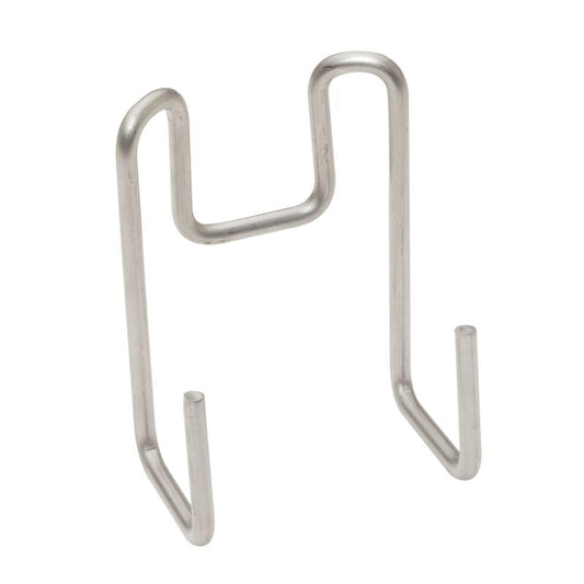 Der TASKI Zubehörhaken der Diversey Deutschland GmbH & Co. OHG ist ein Metalldrahthaken mit zwei Zinken und gewölbter Spitze, ideal zur Aufbewahrung von Reinigungszubehör. Er steht aufrecht auf weißem Untergrund.