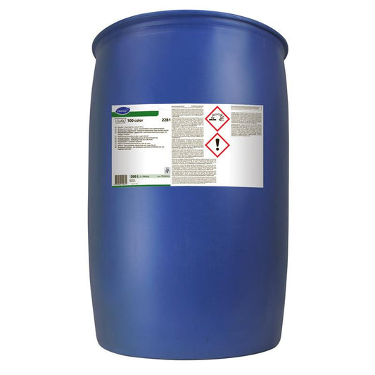 Vor weißem Hintergrund steht eine große blaue Tonne Clax 100 Farbe 22B1 Waschkraftverstärker der Firma Diversey Deutschland GmbH & Co. OHG, mit weißem Etikett mit Text und roten Gefahrensymbolen, ideal für die professionelle Wäschereinigung auch bei niedrigen Temperaturen.