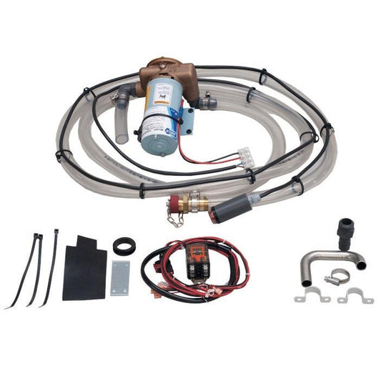 Das Entleerpumpen Set für swingo 4000 & 5000 von Diversey Deutschland GmbH & Co. OHG enthält Schläuche, Schellen, Kabel, Stecker, eine Metallhalterung, Kabelbinder, einen Schalter und Montagematerial auf weißem Hintergrund.