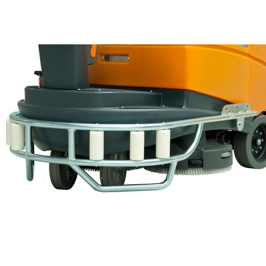 Nahaufnahme des Rammschutzset Chassis mit Abweisrolle von Diversey Deutschland GmbH & Co. OHG für swingo 4000 & 5000, zeigt Metallstoßfänger, weiße Rollen, große Räder und Bürsten unter einem orange-grauen stoßfester Kunststoffkörper.
