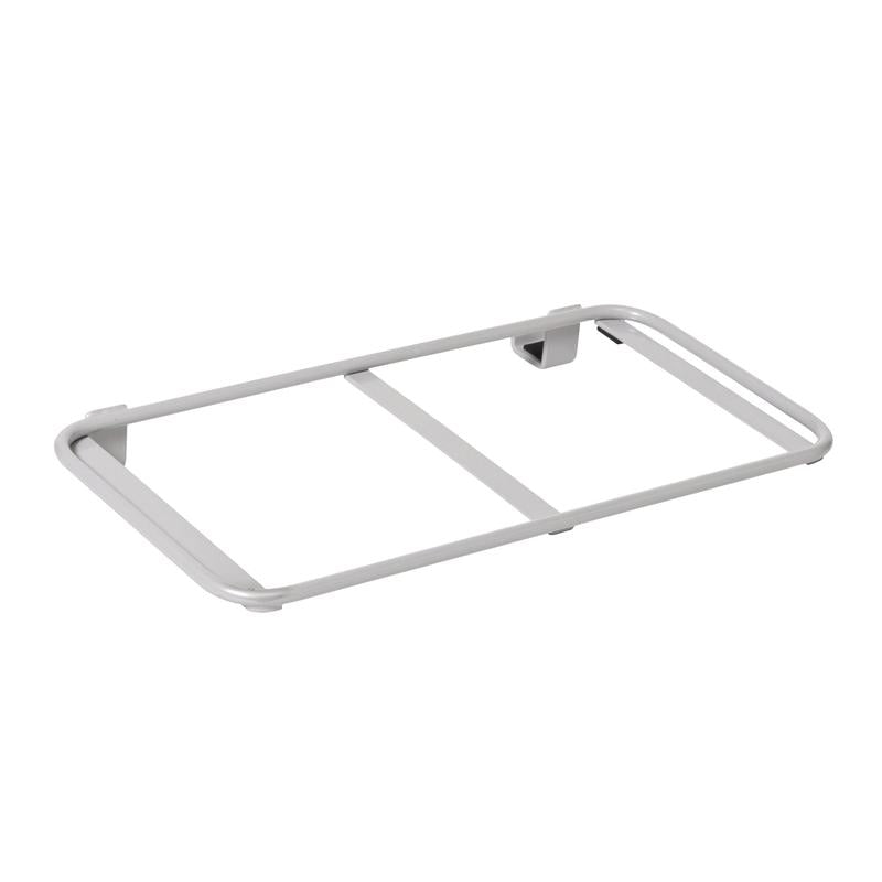 Ein silbernes rechteckiges Metallgestell mit zwei Stangen, montiert an einer weißen Wand, dient als Abfallsack oder Waschsack Erweiterung für den TASKI Nano Trolley Ablage von Diversey Deutschland GmbH & Co. OHG (Packung 1 Stück).