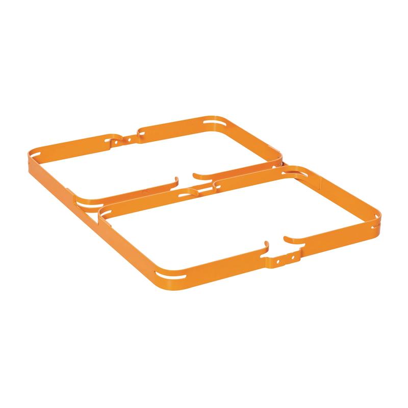 Der TASKI Nano Tücher Box Halter von Diversey Deutschland GmbH & Co. OHG (Art.-Nr. 7518883) ist ein orangefarbener Metallhalter mit abgerundeten Ecken zum Halten von TASKI Nano Tüchern während der Reinigung, abgebildet auf weißem Hintergrund. Packung: 1 Stück.