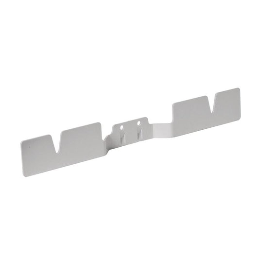 Der TASKI Nano Halter für Schublade von Diversey Deutschland GmbH & Co. OHG ist ein weißer Metallhalter mit zwei mittigen Schraublöchern, beidseitigen Kerben und leichter Mittelbiegung für Stabilität. Ideal zur manuellen Schubladenbedienung (1 Stück).