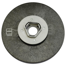 Der Diversey Führungssteller Harpoon Grip (38 cm), passend für swingo XP R, sichert Reinigungs- und Polierpads mit seiner speziellen Oberfläche und zentralem Kunststoffaufsatz. Packung: 1 Stück.