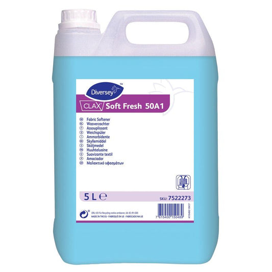 Ein 5L Kunststoffbehälter von Diversey Deutschland GmbH & Co. OHG Clax Soft Fresh 50A1 Weichspüler mit frischem Duft, blaue Flüssigkeit, mehrsprachiges Etikett, Tragegriff oben; hinterlässt einen frischen Duft und reduziert die statische Aufladung der Wäsche.