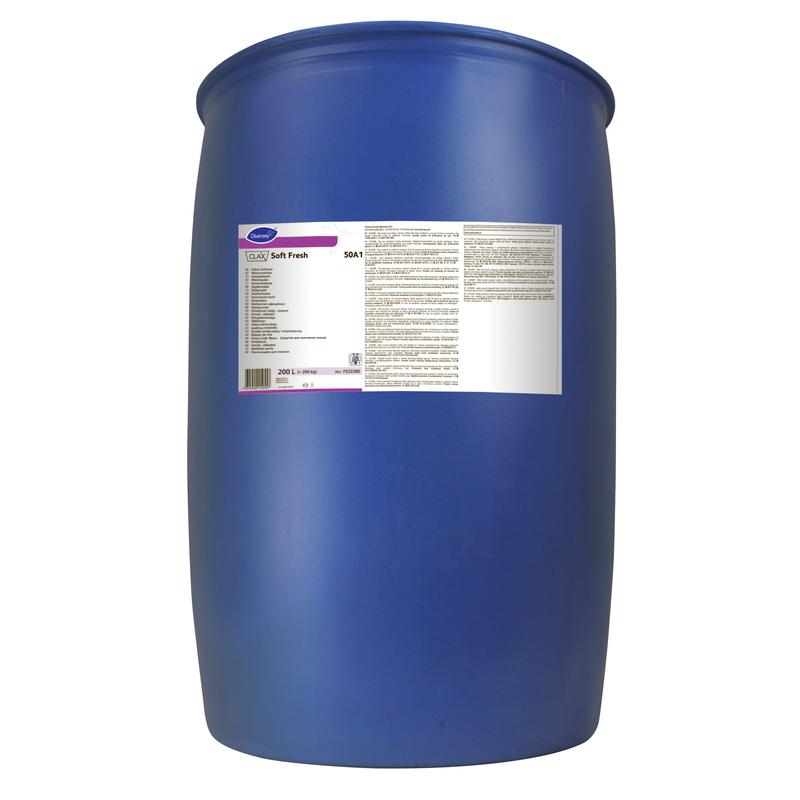Ein großes blaues Industriefass aus Kunststoff mit der Aufschrift "Clax Soft Fresh 50A1 Weichspüler mit frischem Duft" von Diversey Deutschland GmbH & Co. OHG, für die Lagerung von Weichspüler, der die statische Aufladung reduziert und der Wäsche einen frischen Duft verleiht.