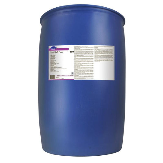 Ein großes blaues Industriefass aus Kunststoff mit der Aufschrift "Clax Soft Fresh 50A1 Weichspüler mit frischem Duft" von Diversey Deutschland GmbH & Co. OHG, für die Lagerung von Weichspüler, der die statische Aufladung reduziert und der Wäsche einen frischen Duft verleiht.