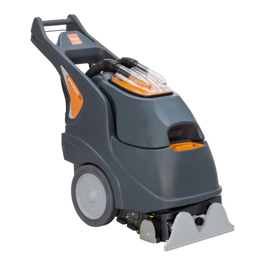 Die TASKI procarpet 30 Sprühextraktions- und Verkapselungsmaschine von Diversey Deutschland GmbH & Co. OHG hat einen grau-orangenen Korpus, einen großen Griff, zwei Räder, ein transparentes Oberfach und einen breiten Reinigungskopf auf weißem Grund.