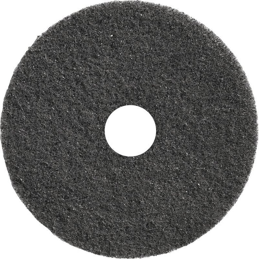 Ein rundes, schwarzes TASKI Americo Dominator Pad 17" (43 cm) von Diversey Deutschland GmbH & Co. OHG mit rauer Textur und Mittelloch - ein extra aggressives Grundreinigungspad, ideal für die intensive Bodenreinigung (Packung: 1 Stück).