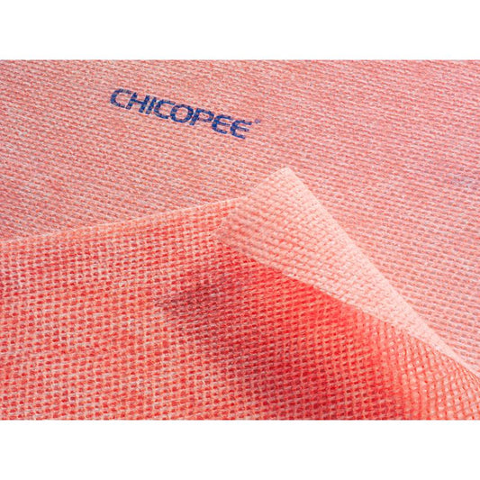 Nahaufnahme von zwei rosa Suma Lavette Medium Küchenhygienetüchern mit Keimstopp von Diversey Deutschland GmbH & Co. OHG, von denen eines das andere teilweise überlappt, mit blauem Aufdruck "CHICOPEE" auf dem Oberstoff.