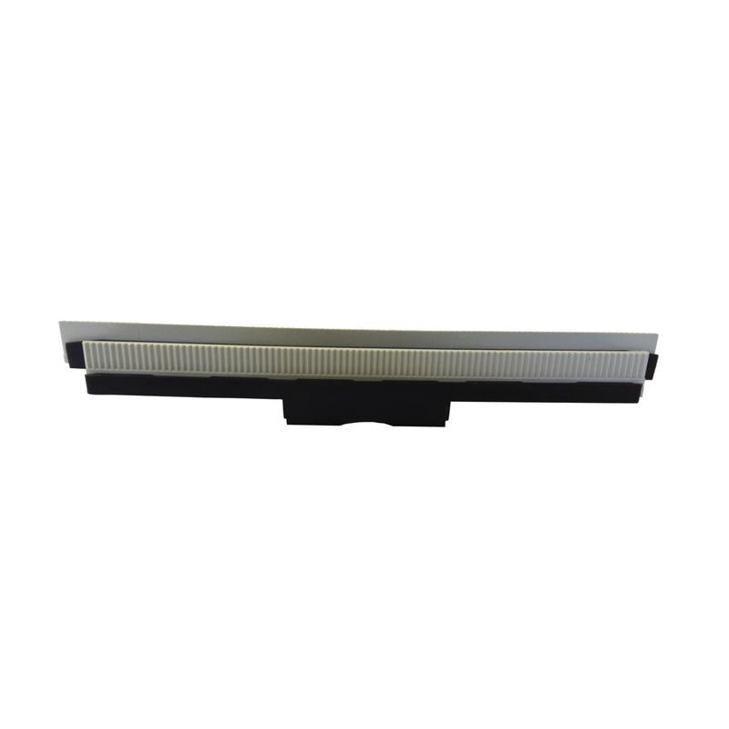Eine Nahaufnahme eines flachen, rechteckigen Anschlusses mit Metallstiften und schwarzem Sockel, ähnlich dem Diversey TASKI Steamer Sauglippen-Einsatz, 300mm (1 Stück), der für die 300mm Bodendüse verwendet wird. Marke: Diversey Deutschland GmbH & Co. OHG.