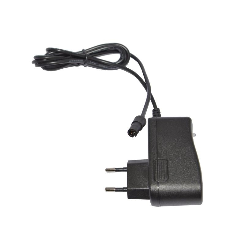Das Ladegerät NT Tracker Euro von Diversey Deutschland GmbH & Co. OHG ist ein schwarzes AC-Ladegerät mit anhängendem Kabel und Rundstecker mit Euro-Stecker, abgebildet auf weißem Hintergrund.