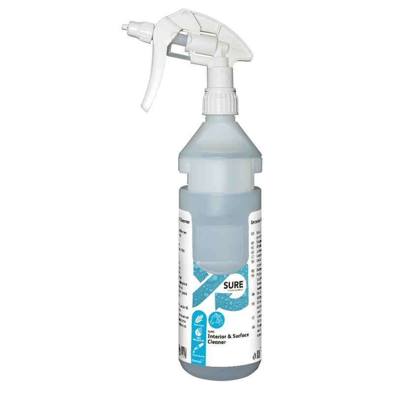 A 0,75l Diversey Flaschenkit SURE Int. & Surface Cleaner Nachfüllflasche mit Spenderband, passend für Divermite und DQFM, steht mit weißem Sprühkopf und blauem Inhalt aufrecht vor weißem Hintergrund.
