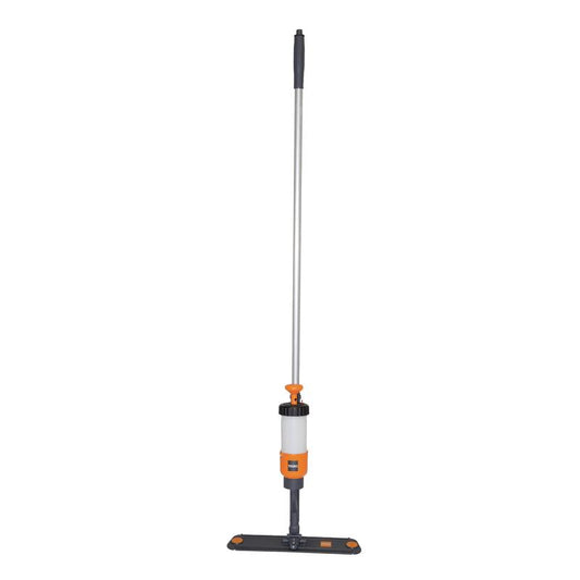 Das TASKI VersaPlus 2.0 Spraymoppgerät 40cm von Diversey Deutschland verfügt über einen silbernen Griff, orangefarbene Pumpe, Kletthalter und Druckflasche für effiziente Reinigung und vielseitigen Einsatz (1 Stück).