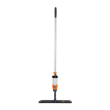 Das TASKI VersaPlus 2.0 Spraymoppgerät (60 cm) von Diversey Deutschland verfügt über einen Metallgriff, einen orangefarbenen Pumpenauslöser, eine transparente Flüssigkeitsflasche in der Nähe des Griffs, ein rechteckiges Pad mit Kletthalter zur einfachen Befestigung; Packung enthält 1 Stück.