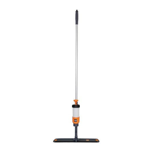 Das TASKI VersaPlus 2.0 Spraymoppgerät (60 cm) von Diversey Deutschland verfügt über einen Metallgriff, einen orangefarbenen Pumpenauslöser, eine transparente Flüssigkeitsflasche in der Nähe des Griffs, ein rechteckiges Pad mit Kletthalter zur einfachen Befestigung; Packung enthält 1 Stück.