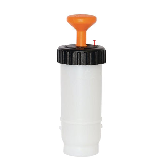 Die TASKI VersaPlus 2.0 Flasche 0,6 L von Diversey ist eine weiße Druckflasche (600 ml) mit schwarzem Schraubverschluss, großem orangefarbenem Kolbengriff und kleinem roten Indikator - ideal für effiziente Reinigung mit TASKI VersaPlus 2.0.