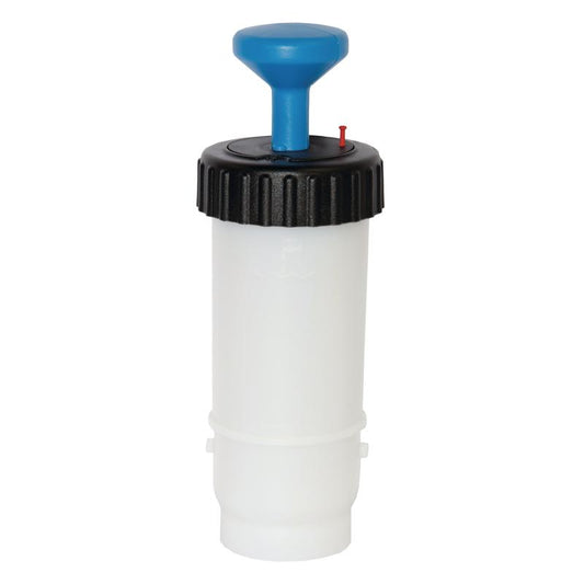 Die TASKI VersaPlus 2.0 Flasche 0,6 L blau von Diversey ist eine 600 ml Druckflasche aus weißem Kunststoff mit schwarzem Schraubdeckel, blauem T-Griff und rotem Indikator, konzipiert für das TASKI VersaPlus 2.0 Reinigungssystem (1 Stück).