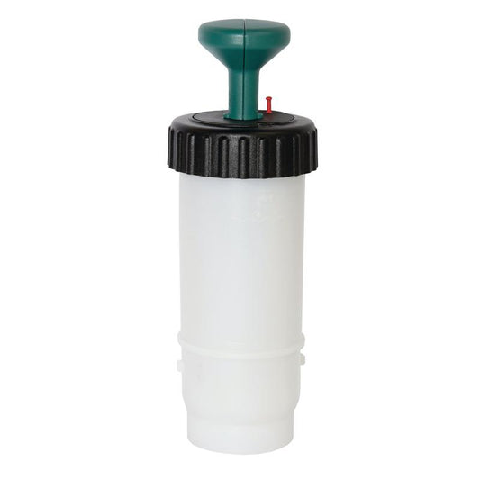 Die TASKI VersaPlus 2.0 Flasche 0,6 L grün von Diversey ist eine 600 ml weiße Druckflasche mit schwarzem Schraubdeckel und grünem Griff, ideal für die professionelle Reinigung mit TASKI VersaPlus 2.0 Systemen (1 Stück).