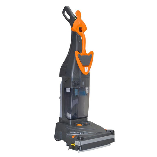 Eine schwarz-orangefarbene TASKI swingo 150 B Li-Ion von Diversey, eine ultrakompakte, batteriebetriebene Scheuersaugmaschine mit Lithium-Ionen-Technologie und Walzenbürste, ist auf einem weißen Hintergrund abgebildet.