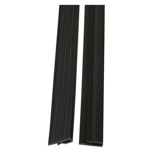 Ein schwarzer 40 cm langer TASKI VersaPlus Ersatzklettstreifen von Diversey, für TASKI VersaPlus Halfter und kompatibel mit TASKI SUM Einwegmopps, ist auf einem weißen Hintergrund abgebildet. Packung enthält 1 Stück.