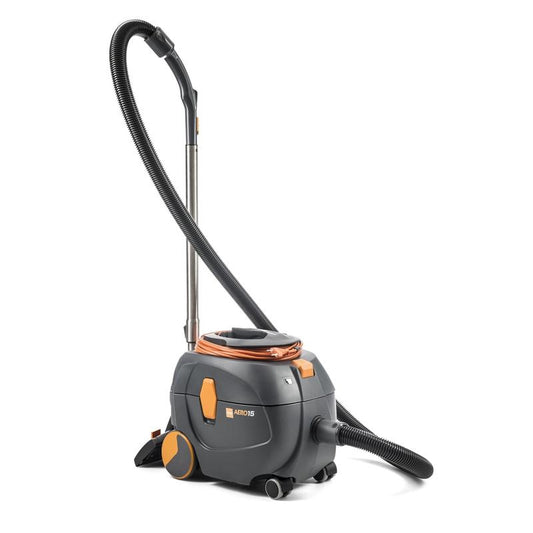 Der TASKI AERO 15 von Diversey ist ein kompakter, leistungsstarker und leiser Kesselsauger incl. Zubehör (1 Stück) im schwarz-orangenen Design - ideal für flexibles, komfortables Saugen durch Schlauch, Metallrohr und Transportgriff.