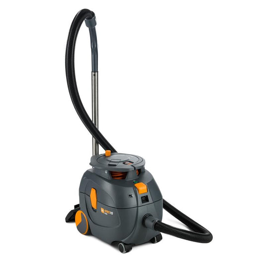 Der TASKI AERO 15 PLUS von Diversey Deutschland GmbH & Co. OHG ist ein kompakter, leistungsstarker und leiser Kesselsauger mit Zubehör (1 Stück), ideal für geräuscharme Reinigung, abgebildet auf weißem Hintergrund.