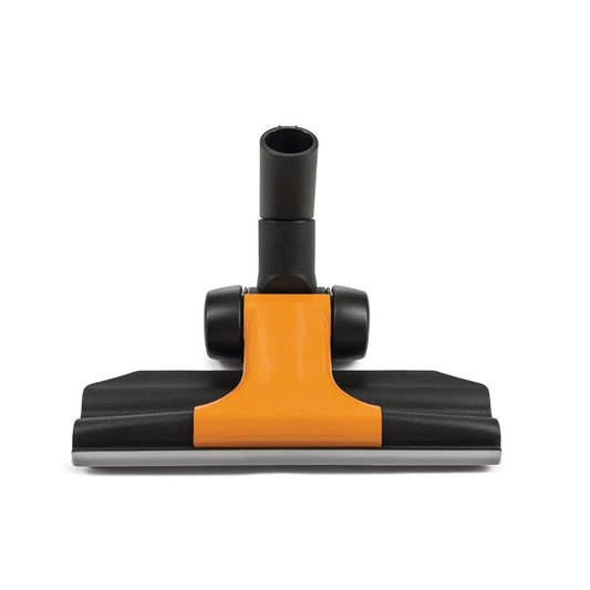 Eine Nahaufnahme des TASKI AERO Kombi-Ultra-Flach Düse 32mm von Diversey Deutschland GmbH & Co. OHG. Sie zeigt das schwarz-orange Design, die Räder und den Schlauchanschluss, der mit den TASKI AERO Staubsaugern kompatibel ist. Packung: 1 Stück.