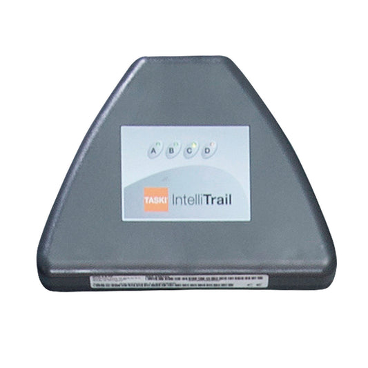 Eine schwarze dreieckige Diversey TASKI IntelliTrail Box mit Anzeigeleuchten (A-D) erscheint auf weißem Hintergrund und hebt das webbasierte GPS Flottenmanagement zur Echtzeit-Überwachung von TASKI- und non-TASKI Maschinen hervor.