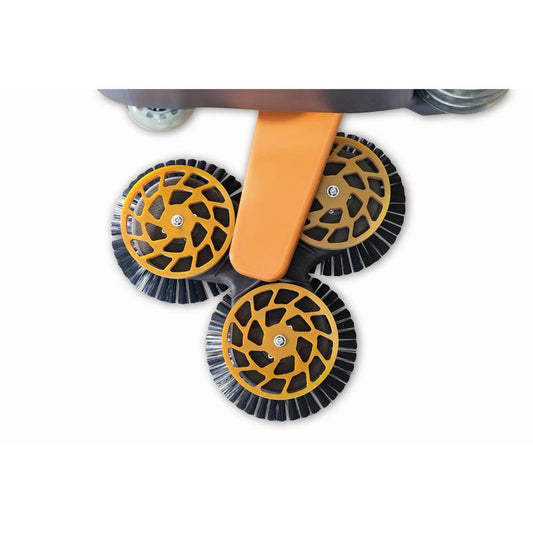 Nahaufnahme des TASKI IntelliSweep Bürstensatzes von Diversey Deutschland GmbH & Co. OHG: Die Packung enthält 3 Rundbürsten mit orangefarbenem Halter und schwarzen Borsten, die für die Verwendung mit der TASKI IntelliSweep Industriereinigungsmaschine konzipiert sind.