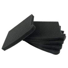 Ein Stapel von fünf schwarzen Schaumstoff-Motorfiltern TASKI AERO BP der Diversey Deutschland GmbH & Co. OHG ist abgebildet, ein Pad steht aufrecht auf dem Stapel. Diese weichen, porösen Filter passen zum TASKI Aero BP und werden in Kartons mit 10 Stück geliefert.