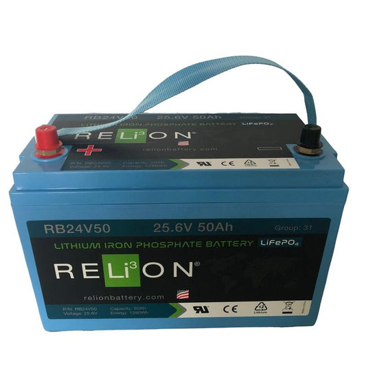 Die IntelliPower Lithium Batterie 50Ah von Diversey Deutschland GmbH & Co. OHG (24V, 50Ah) verfügt über einen blauen Tragegurt, klar markierte Pole und ist kompatibel mit Ultimaxx & swingo 455-2100 Geräten. Packung: 1 Stück.