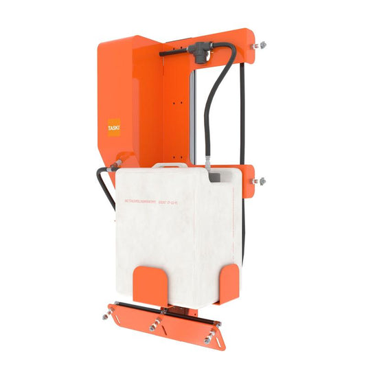 Das TASKI IntelliSpray Kit swingo 2100μicro von Diversey Deutschland GmbH & Co. OHG verfügt über einen orangefarbenen Wandspender mit weißem Behälter, schwarzen Schläuchen, sichtbarer Hardware und Branding für ein effizientes professionelles Reinigungssystem.