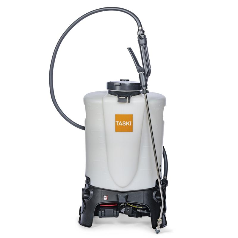 Der TASKI Sprayer BP 15l Li-Ion von Diversey Deutschland GmbH & Co. OHG ist ein weißes Rückensprühgerät mit einem Fassungsvermögen von 15 Litern, gepolsterten Gurten, schwarzem Schlauch und Sockel, ideal zum Ausbringen von Flüssigkeiten. Inklusive Akku und Ladegerät.