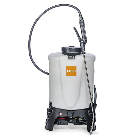 Der TASKI Sprayer BP 15l Li-Ion von Diversey Deutschland GmbH & Co. OHG ist ein weißes Rückensprühgerät mit einem Fassungsvermögen von 15 Litern, gepolsterten Gurten, schwarzem Schlauch und Sockel, ideal zum Ausbringen von Flüssigkeiten. Inklusive Akku und Ladegerät.