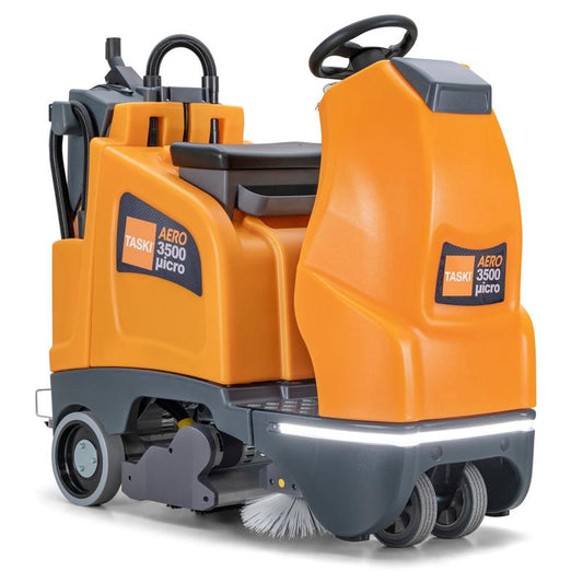 Die TASKI AERO 3500µicro B von Diversey Deutschland GmbH & Co. OHG ist eine kompakte batteriebetriebene Mikro-Aufsitzkehrsaugmaschine mit Radantrieb, Sitz, Lenkrad, Reinigungsbürsten und Staufächern. Batterien inklusive (ohne externes Ladegerät).