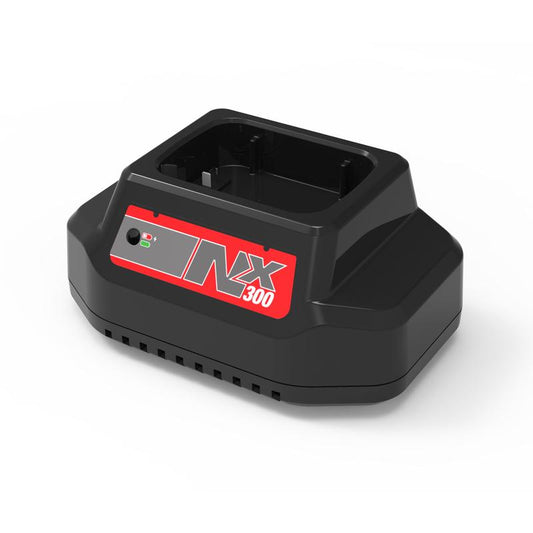 Ein schwarzes rechteckiges NX-Ladegerät von Diversey Deutschland GmbH & Co. OHG, beschriftet mit "NX 300", mit Kontrollleuchte und Batteriefach, für TASKI swingo 250µicro Reinigungsmaschine, inkl. EU/UK/SEV-Kabeln; abgebildet auf weißem Hintergrund.