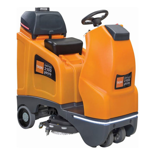Die TASKI swingo 2100µicro BMS Li-Ion von Diversey Deutschland GmbH & Co. OHG ist eine kompakte orangefarbene Aufsitz-Scheuersaugmaschine mit schwarzem Sitz, Lenkrad, sichtbaren Frontbürsten und einer 150Ah Li-Ion-Batterie mit integriertem Ladegerät für eine längere Reinigung.