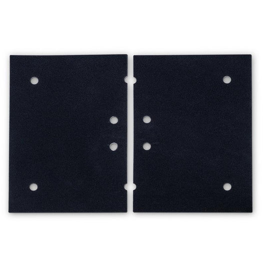 Zwei rechteckige schwarze TASKI Ultimaxx Orbital-Padhalter (14x20 Zoll, 35x50cm) von Diversey Deutschland GmbH & Co. OHG liegen nebeneinander auf weißem Untergrund, jeweils mit gleichmäßig verteilten kreisförmigen Löchern - ideal für die Reinigung großer Flächen mit der TASKI Ultimaxx OB-Reihe.