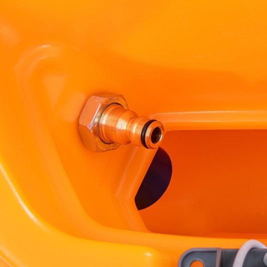 Eine Nahaufnahme einer Messing-Schnellkupplung mit Sechskantmutter auf orangefarbenem Kunststoff, die das Diversey TASKI Aqua fill stop-automatisches Sperrventil, das das Überlaufen des Frischwassertanks verhindert, zeigt. Rechts unten erscheint ein graues Kunststoffteil.