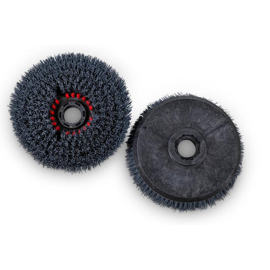 Zwei runde schwarze Longlife-Bürsten (22,5 cm/8,5") von Diversey, abgebildete Borstenseite mit rotem Ring und flacher Rückseite mit Befestigungsloch. Geliefert in einem Karton mit 2 Stück für TASKI swingo 250µicro als Ersatzbürsten.