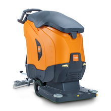 Die TASKI ULTIMAXX 1900 OB50 Performance BMS 13A EBU von Diversey Deutschland ist eine orange/schwarze Scheuersaugmaschine der nächsten Generation mit Radantrieb, 42L Tank, 50cm Orbitaldeck, Rädern, Griff und Seitenbürsten - hier von hinten gesehen.