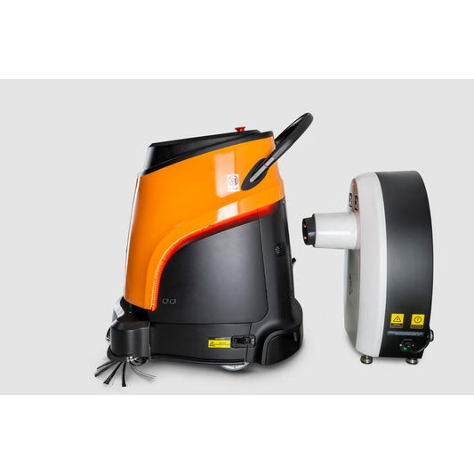 Ein orange-schwarzer TASKI Ecobot 40/50P ist neben einer hohen, weißen Diversey TASKI GS Ladestation 40/50 (Ladestation für den TASKI Ecobot 40/50P, 1 Stück) vor einem schlichten hellgrauen Hintergrund geparkt.
