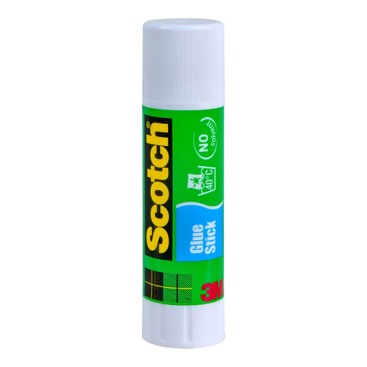 Ein Scotch® Permanent-Klebestift (21 g) der 3M Deutschland GmbH steht aufrecht auf weißem Grund. Er hat eine weiße Kappe, ein grünes und blaues Etikett sowie die Aufschrift "NO solvent" und "Glue Stick".