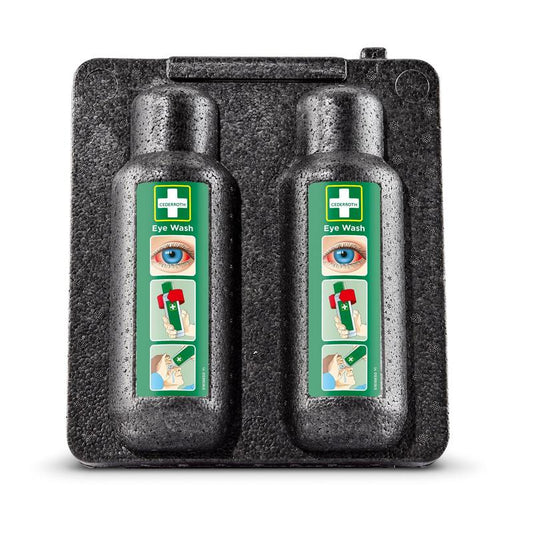 Der Orkla Wound Care AB Wärmeschrank für Augenspülung 500x2 (1 Packung) enthält zwei Augenspülflaschen in einem schwarzen Tray, jede mit einem grünen Etikett und einer illustrierten Anleitung - perfekt für die Erste-Hilfe-Behandlung von Augenverletzungen.