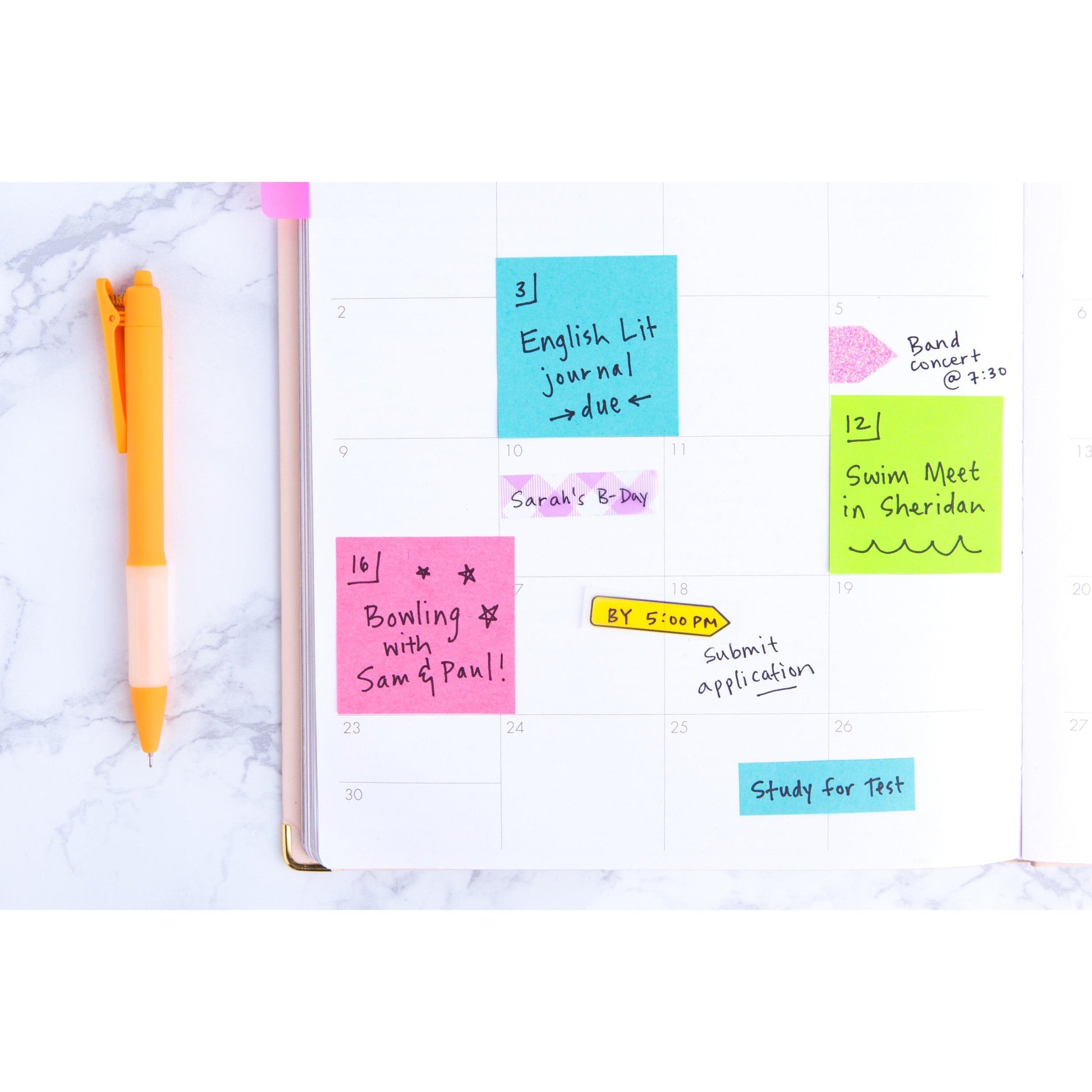 Ein Planer zeigt bunte Post-it® Notes (76x76mm, 100 Blatt, 100% PEFC von 3M Deutschland GmbH) mit Erinnerungen: Englisches Literaturjournal am 3., Sarahs Geburtstag am 8., Bandkonzert am 9., Schwimmtreffen am 12. Stift daneben.