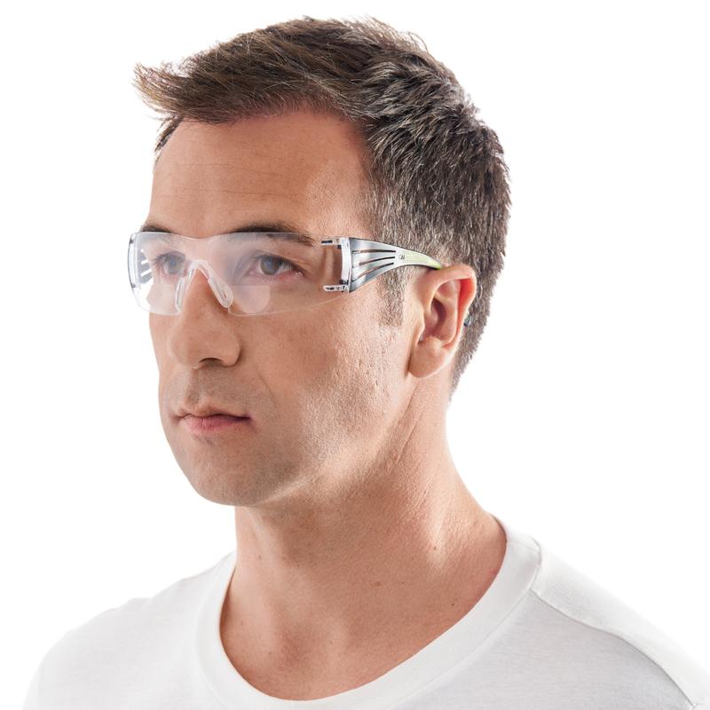A man with short brown hair is wearing a 3M™ SecureFit™ reading safety glasses from 3M Deutschland GmbH and a white crew-neck T-shirt, slightly turned to the left against a plain white background.