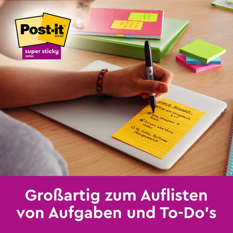 A person writes on a yellow Post-it® Super Sticky Note (101mm x 101mm, 90 sheets, 100% PEFC) from 3M Deutschland GmbH on a closed laptop; other colorful office supplies are visible. The German text reads: "Great for listing tasks and to-do's."
